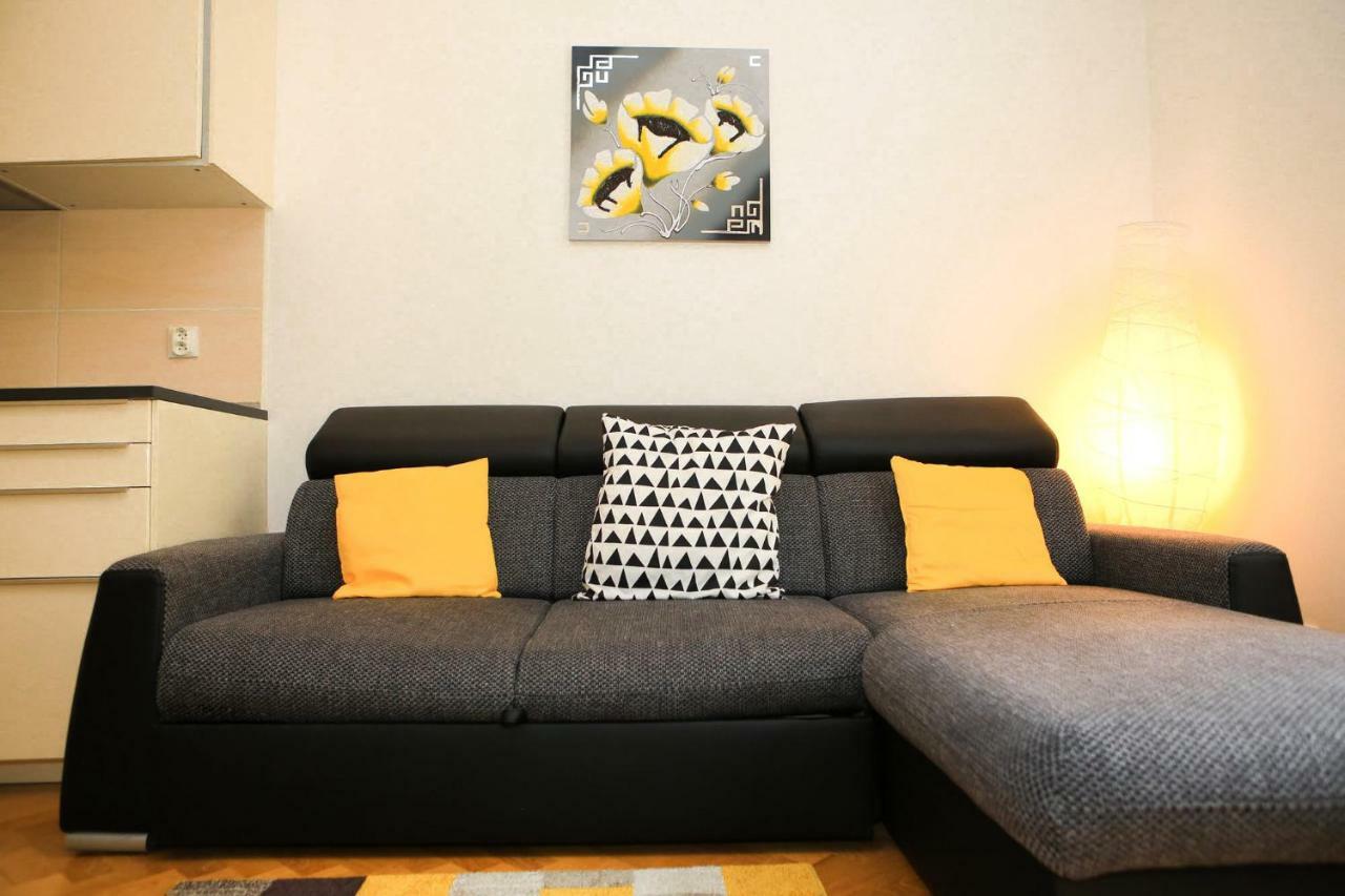 Yellow Apartment Few Steps From Metro Prag Exterior foto