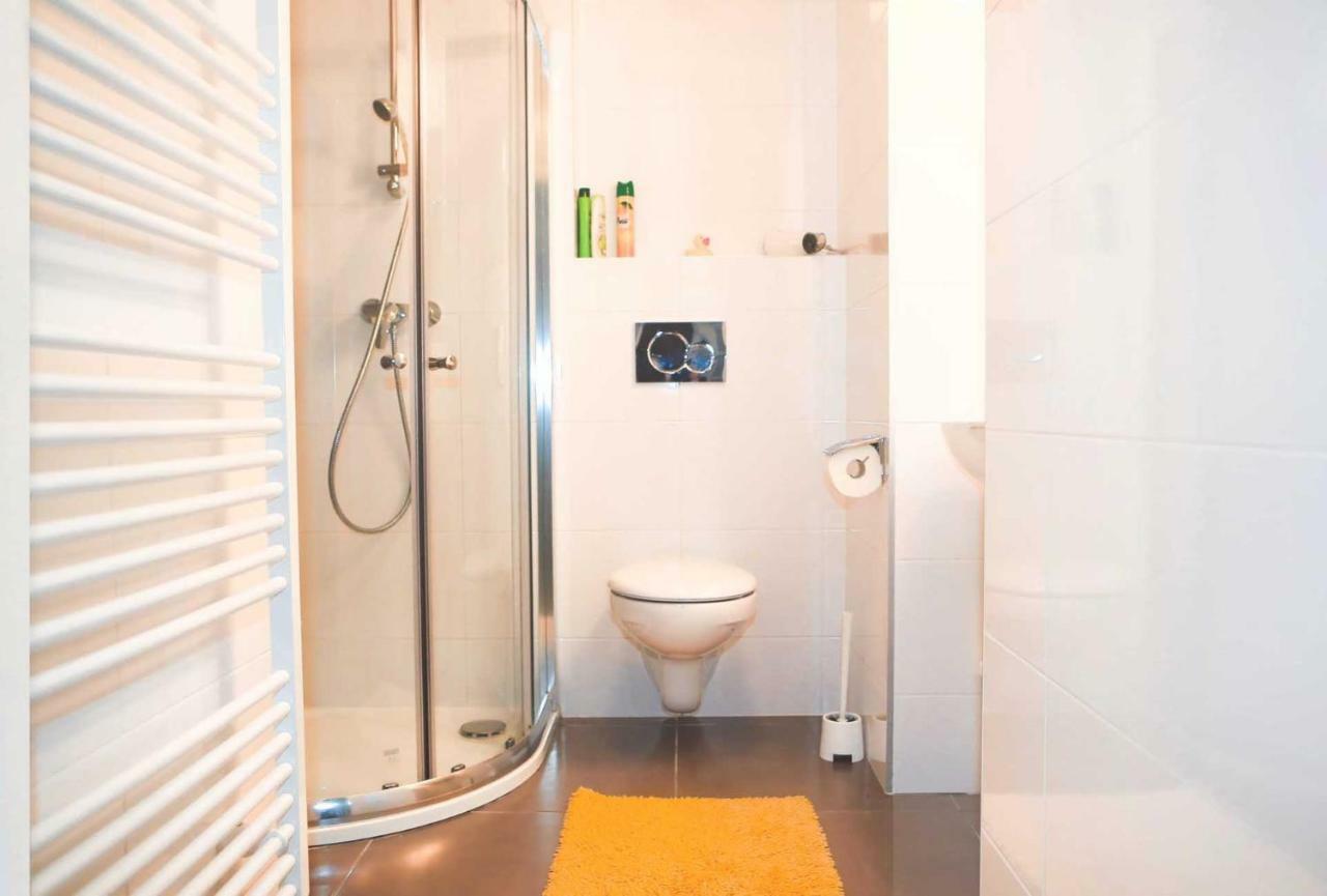 Yellow Apartment Few Steps From Metro Prag Exterior foto