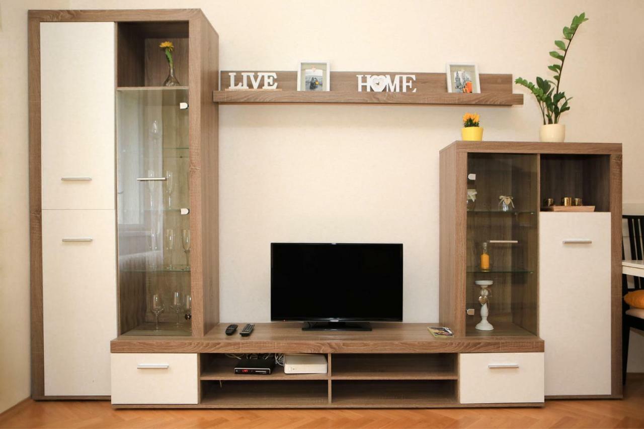 Yellow Apartment Few Steps From Metro Prag Exterior foto
